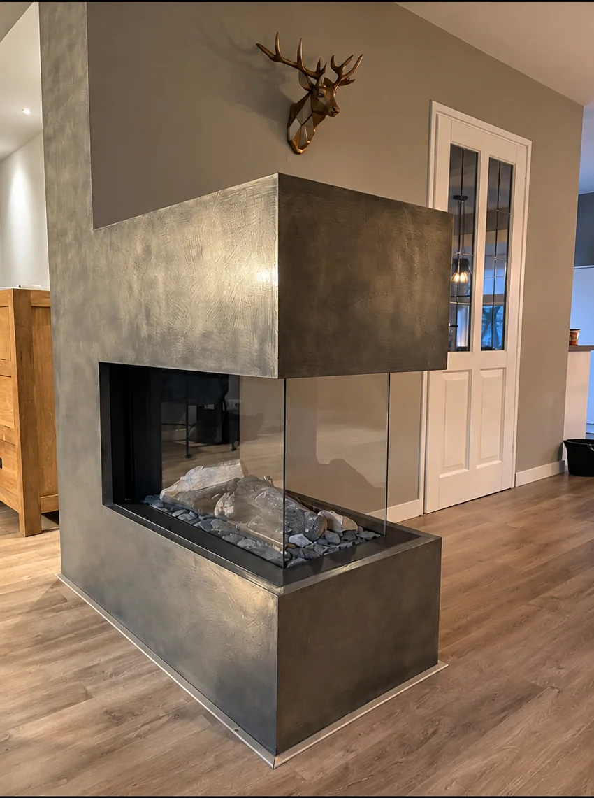Haard en maatwerkmeubel met decoratieve betonlook afwerking