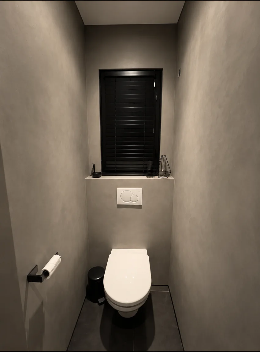 Detail van een compact toilet met betonlook afwerking