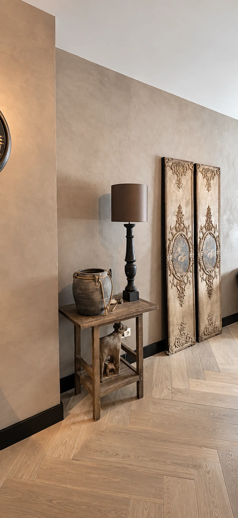 Warme wandafwerking met decoratieve panelen