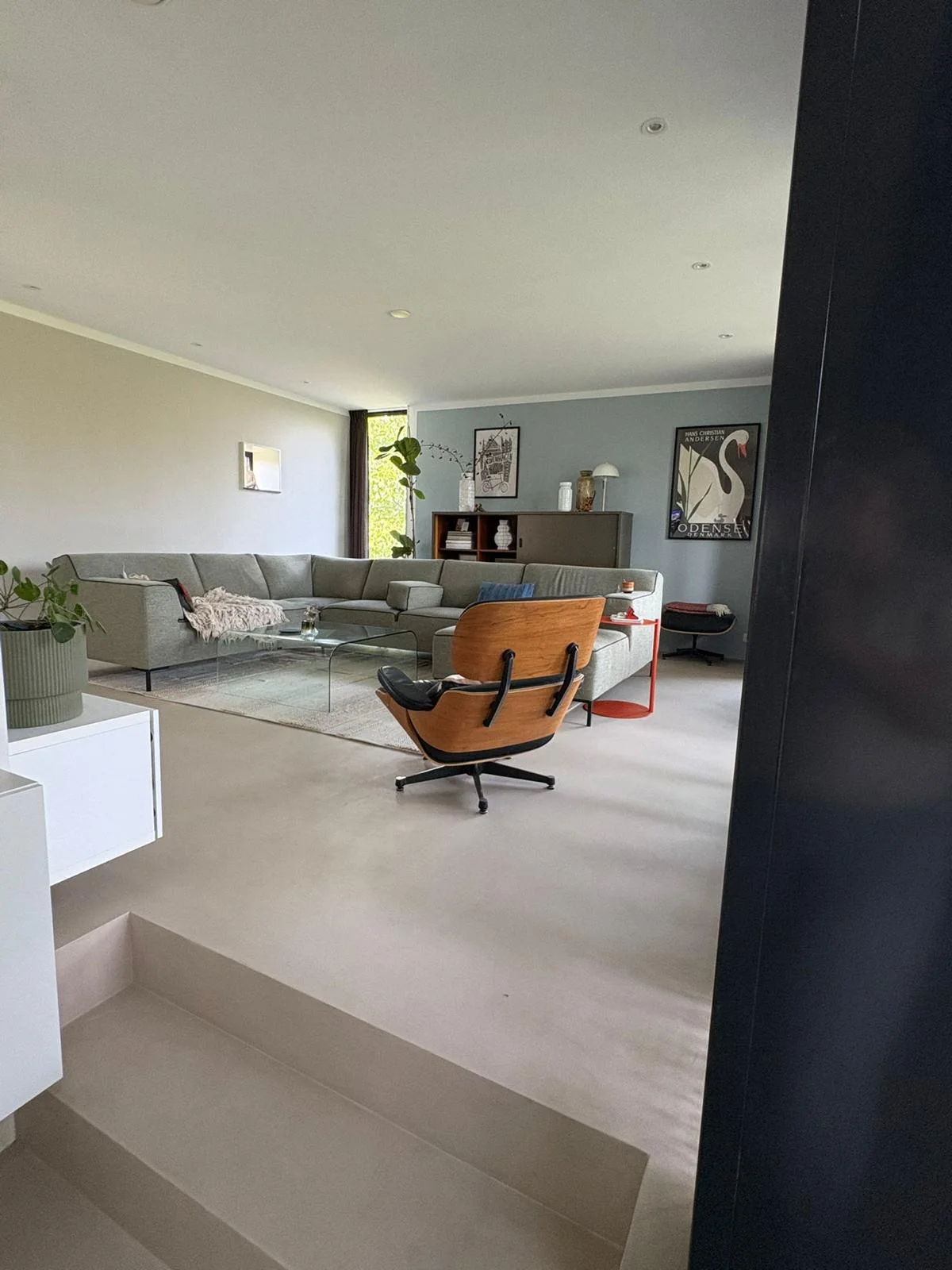 Naadloze lavasteen vloer in een woonkamer