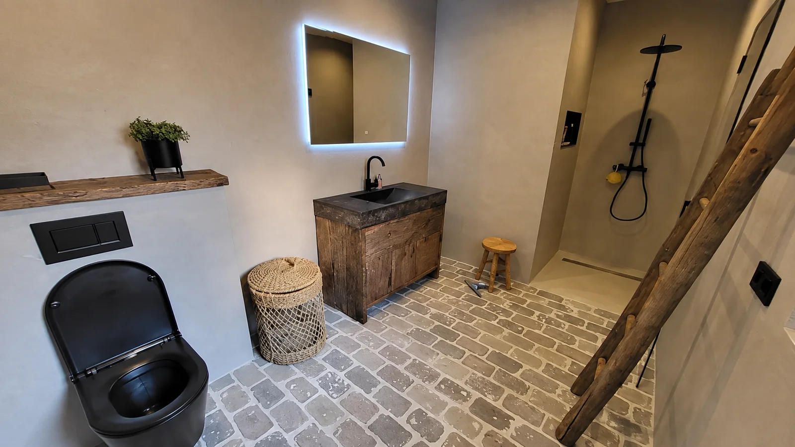 Badkamer met betonlook wanden, houten meubel en douche